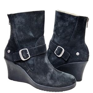 UGG Giselle Genuine Sheepskin Wedge Harness Boots Sz 8 Black Suede Back Zip 5593